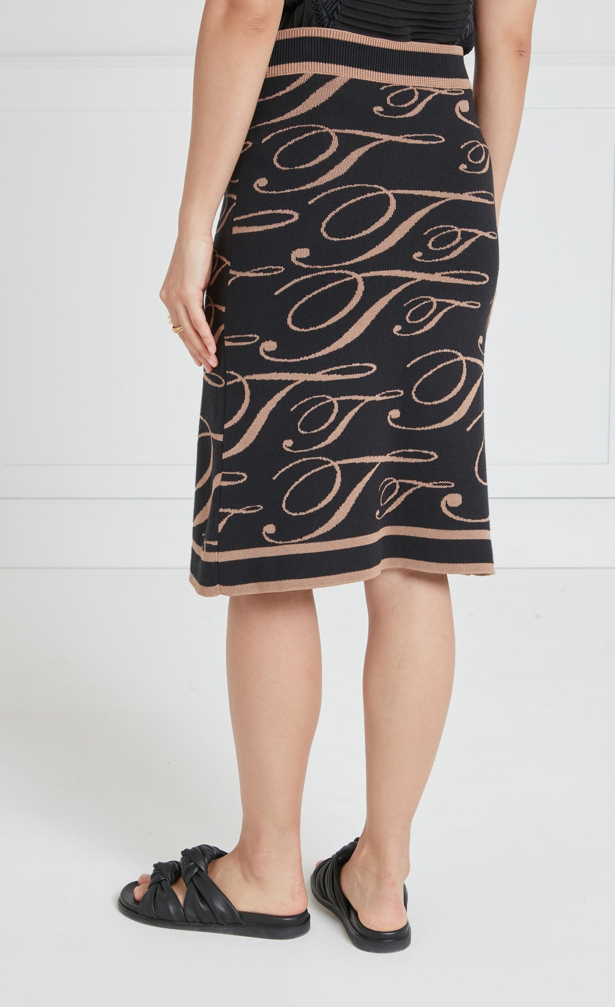 T-Logo Mania Skirt - Black/Camel